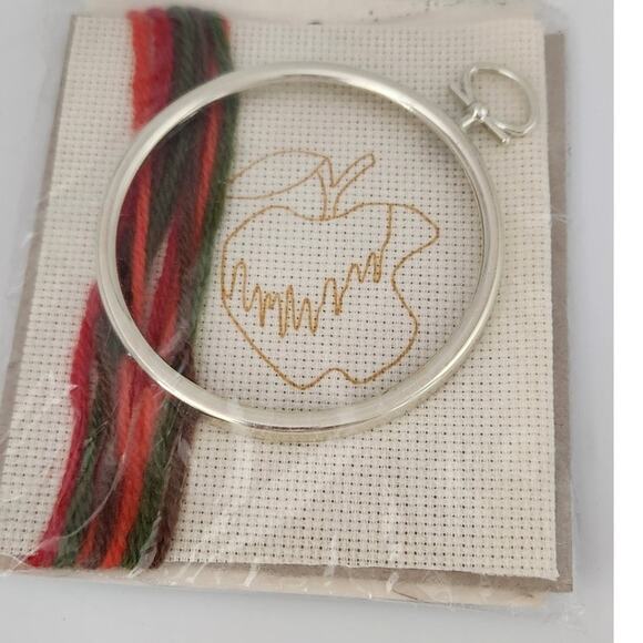 Longsstitchery Long stitch Kit Apple in a Ring Frame 3.5" - Picture 2 of 4